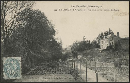 Des jardins : allée, clocher / Dugleux phot.